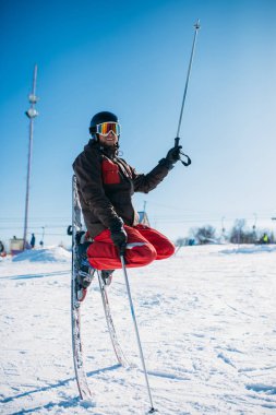 kask ve gözlük, kış aktif spor, aşırı yaşam tarzı erkek kayakçı