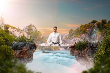 siyah kemer dağların üst kısımları arasında germe egzersiz yaparak ile beyaz kimono dövüşçü