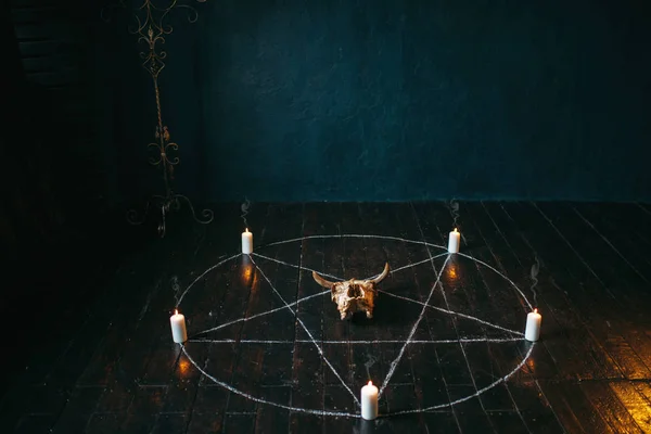 Pentagram Cirkel Med Ljus Svart Trägolv Mörk Magi Ritual Med — Stockfoto