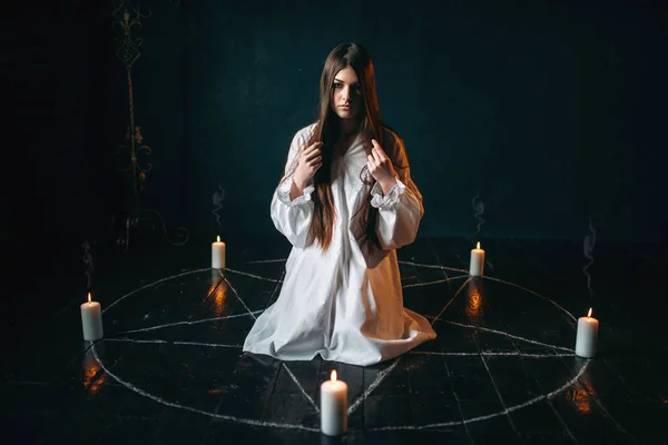 Mladá Žena Bílé Košili Centru Pentagram Kruh Svíčkami Rituál Černou — Stock fotografie