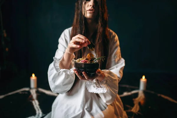 Молода Жінка Білій Сорочці Сидить Центрі Пентаграми Свічками Ритуалом Чорної — стокове фото