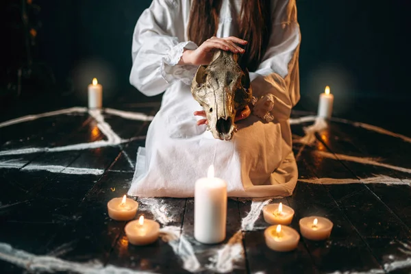 Wanita Memegang Tengkorak Hewan Tangan Lingkaran Pentagram Dengan Lilin Ritual — Stok Foto