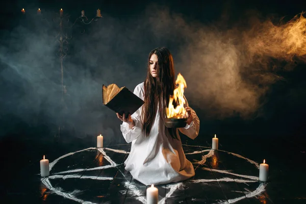 Μάγισσα Λευκό Πουκάμισο Ανάγνωση Ξόρκι Πεντάγραμμο Κύκλο Κεριά Σκοτεινό Μαγικό — Φωτογραφία Αρχείου