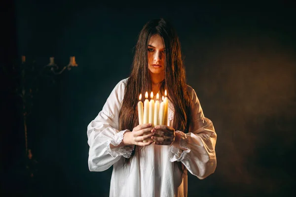Kvinnan Vit Skjorta Holding Ljus Händerna Svart Magi Ritual Ockultism — Stockfoto
