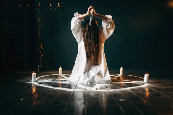 女人用刀坐在五角星圈与蜡烛 魔术仪式 神秘主义和驱魔 超自然的力量 — 图库照片