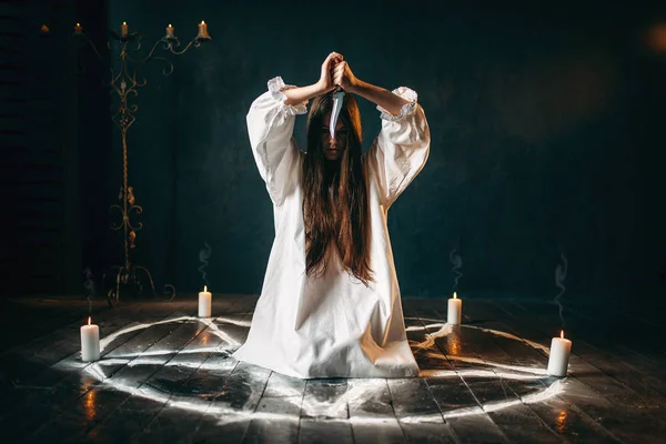 Wanita Dengan Pisau Duduk Lingkaran Pentagram Dengan Lilin Ritual Sihir — Stok Foto