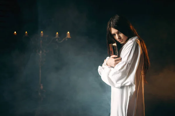 Mulher Camisa Branca Segurando Livro Feitiços Mãos Velas Fumaça Fundo — Fotografia de Stock