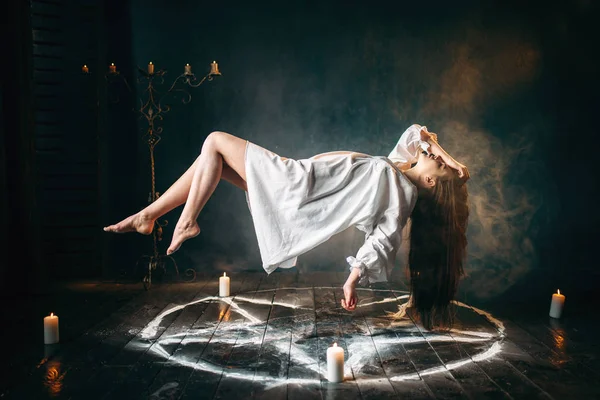 Mujer Joven Con Camisa Blanca Sobrevolando Círculo Pentagramas Magia Garrotes — Foto de Stock