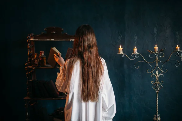 Γυναίκα Στο Λευκό Spellbook Πίσω Όψη Κεριά Στο Φόντο Εξορκισμός — Φωτογραφία Αρχείου