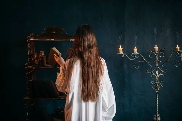 Mujer Blanco Con Libro Hechizos Vista Trasera Velas Fondo Ocultismo — Foto de Stock