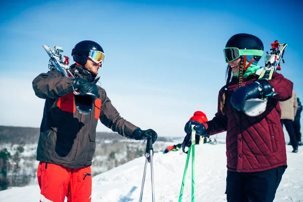 Esquiadores Masculinos Femininos Corrida Montanha Esporte Ativo Inverno — Fotografia de Stock
