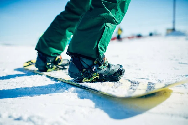 Snowboarder Met Bestuur Besneeuwde Bergen Achtergrond Actieve Wintersport Extreme Levensstijl — Stockfoto