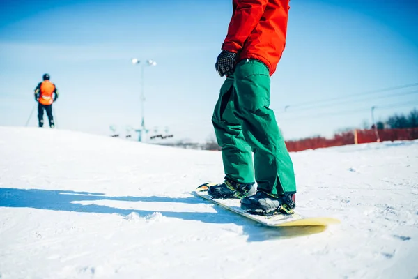 Snowboardåkare Med Styrelsen Snöiga Berg Bakgrund Aktiv Vintersport Extrema Livsstil — Stockfoto