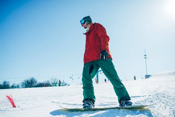 Snowboarder Briller Med Bord Snedækkede Bjerge Baggrund Vinter Aktiv Sport - Stock-foto