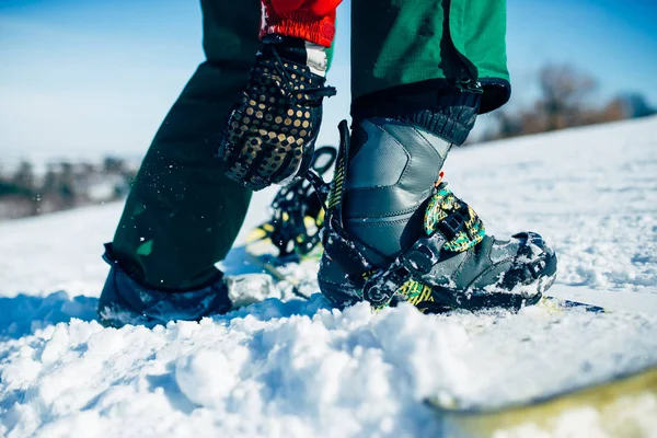Snowboarder Prende Fixação Esquis Closeup Esporte Ativo Inverno Estilo Vida — Fotografia de Stock