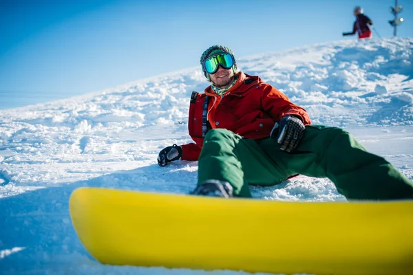 Snowboarder Briller Med Bord Snedækkede Bjerge Baggrund Vinter Aktiv Sport - Stock-foto