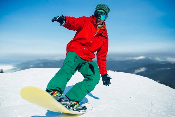 Snowboarder Briller Med Bord Snedækkede Bjerge Baggrund Vinter Aktiv Sport - Stock-foto