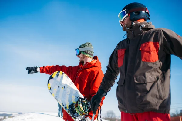 Snowboardos Síelő Tetején Hegy Kék Háttérben — Stock Fotó