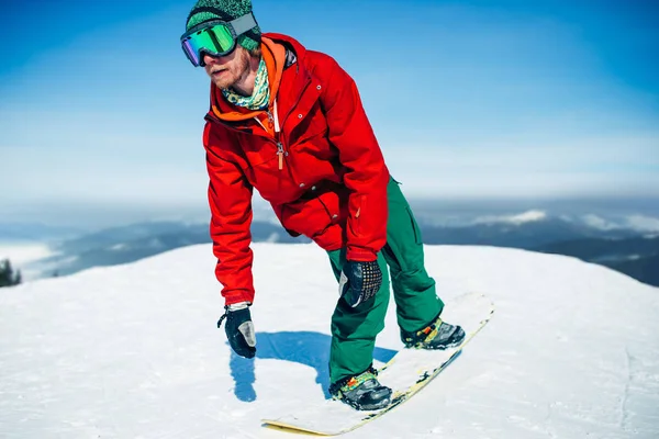 Snowboarder Briller Med Bord Snedækkede Bjerge Baggrund Vinter Aktiv Sport - Stock-foto