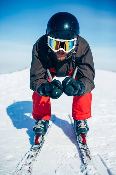 Mannelijke Skiër Bovenop Berg Blauwe Hemel Bos Besneeuwde Bergen Achtergrond — Stockfoto