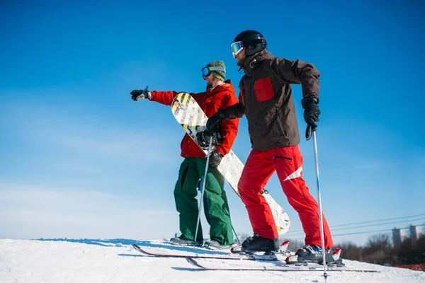 Skiërs Met Palen Handen Actieve Wintersport — Stockfoto