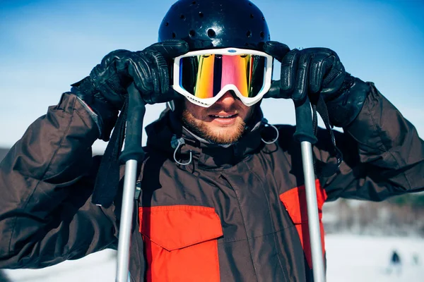 Esquiador Masculino Capacete Colocando Óculos Esporte Ativo Inverno Estilo Vida — Fotografia de Stock