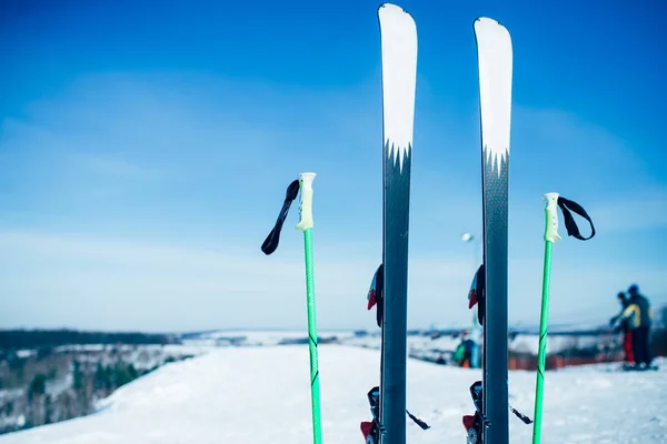 Skier Und Stöcke Ragen Aus Dem Schnee Wintersportkonzept — Stockfoto