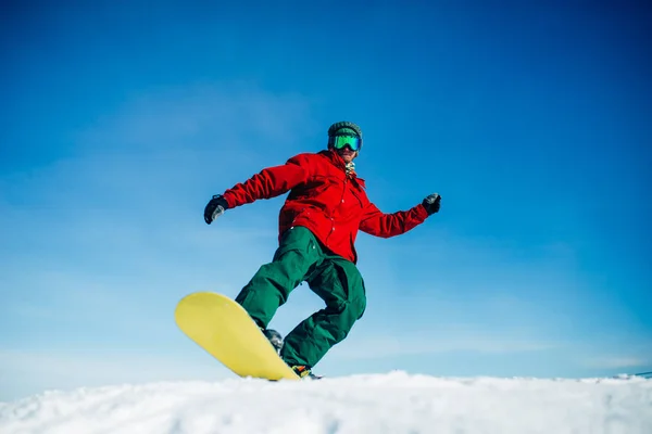 Snowboarder Glazen Met Bestuur Besneeuwde Bergen Achtergrond Actieve Wintersport Extreme — Stockfoto