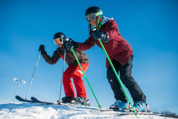 Esquiadores Masculinos Femeninos Corriendo Desde Montaña Deporte Activo Invierno —  Fotos de Stock