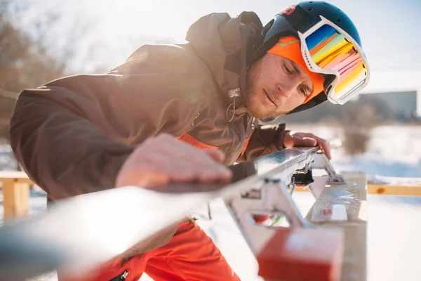 Esquiador Masculino Verificando Esquis Antes Esquiar Esporte Ativo Inverno — Fotografia de Stock