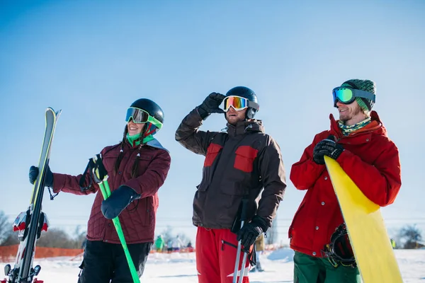 Esquiadores Snowboarder Posando Juntos Deporte Activo Invierno —  Fotos de Stock