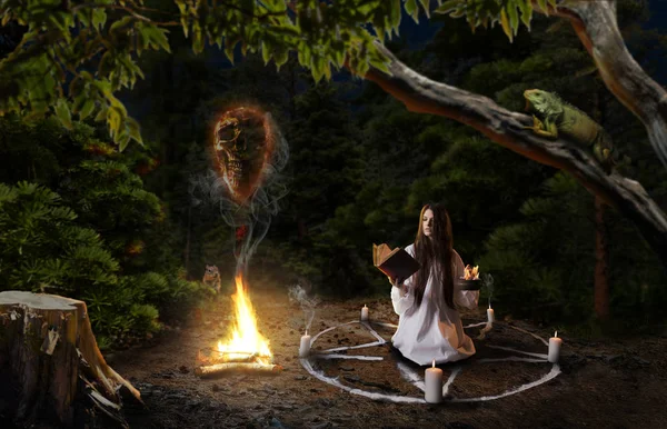 Bruja Llamando Espíritus Muertos Círculo Pentagramas Con Velas Ritual Magia — Foto de Stock