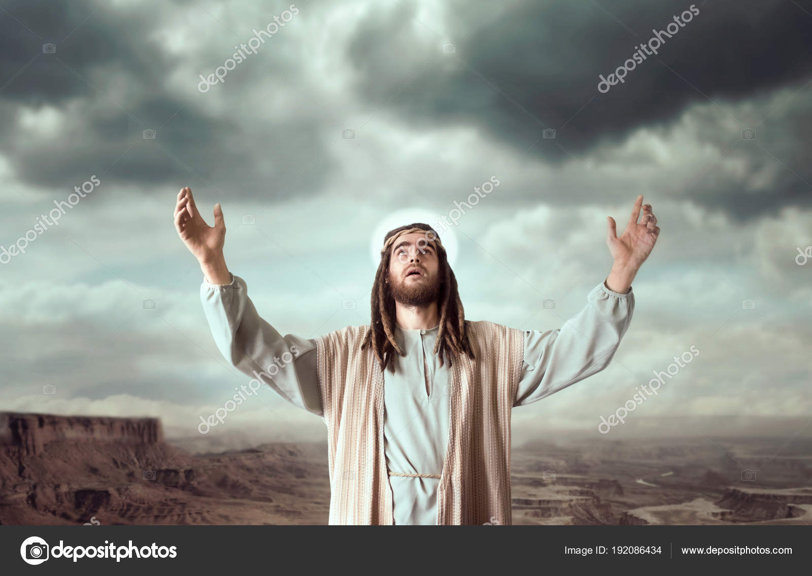 Jésus Christ Robe Blanche Debout Les Bras Ouverts Contre Ciel image libre  de droit par Nomadsoul1 © #192086434