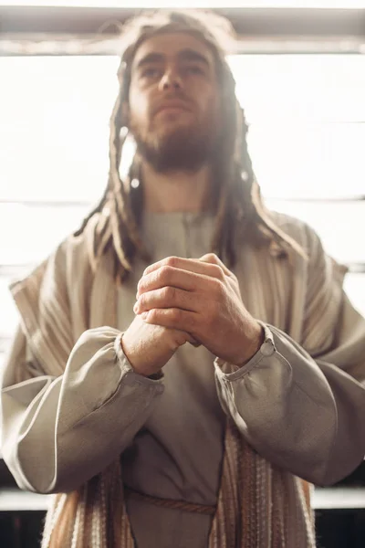 Jesucristo Orando Fondo Oscuro Creencia Dios Cristiana — Foto de Stock