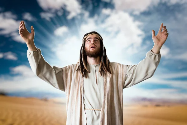 Ιησούς Χριστός Προσεύχεται Λευκή Ρόμπα Χέρια Του Αντιμέτωποι Συννεφιασμένο Ουρανό — Φωτογραφία Αρχείου