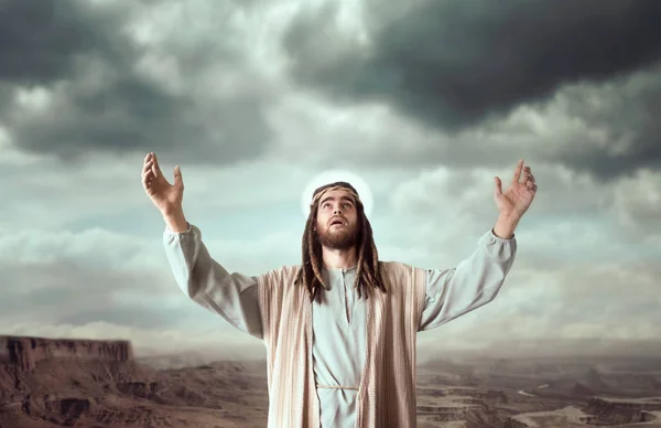 Иисус Христос Белом Халате Стоит Распростертыми Объятиями Облачном Небе — стоковое фото