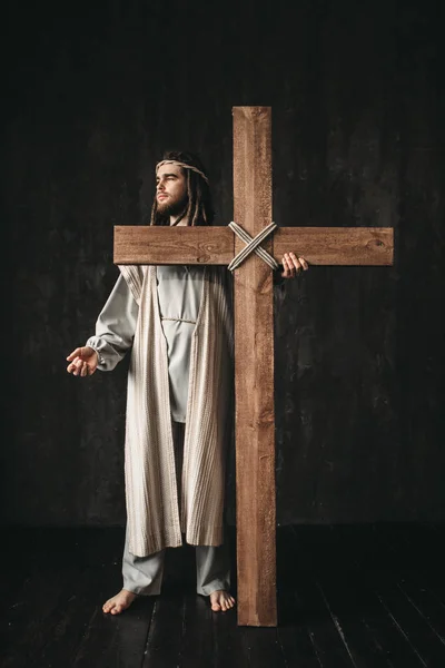 はりつけのイエス キリスト キリスト教の宗教のシンボル 黒い背景にクロスを持つ男 偉大な殉教者 — ストック写真