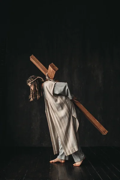 クロスと偉大な殉教者 黒の背景 はりつけのイエス キリスト キリスト教の宗教のシンボル — ストック写真