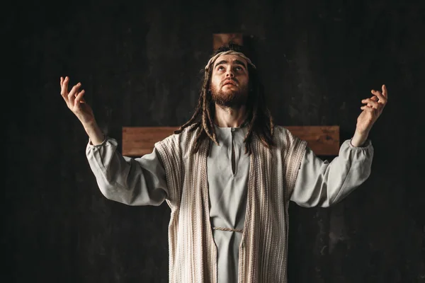 Ježíš Kristus Bílém Rouchu Citově Modlí Rukama Vzhůru Tmavé Pozadí — Stock fotografie