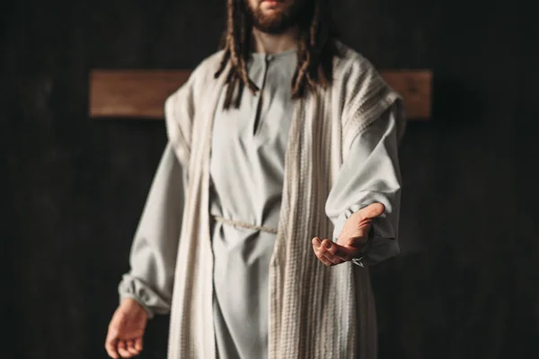 христос протягивает руку. иисус протягивает руку. иисус протягивает руку в воде. картина ладони. рука господа.