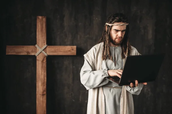 Jesucristo Usando Laptop Cruz Crucifixión Sobre Fondo Negro Concepto Creyentes —  Fotos de Stock