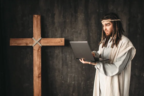 Ιησούς Χριστός Που Χρησιμοποιούν Φορητό Υπολογιστή Σταύρωση Σταυρό Μαύρο Φόντο — Φωτογραφία Αρχείου