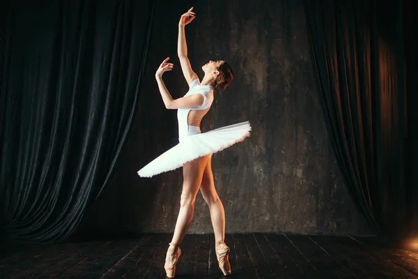 Graciosa Bela Bailarina Traje Branco Dançando Aula Balé — Fotografia de Stock