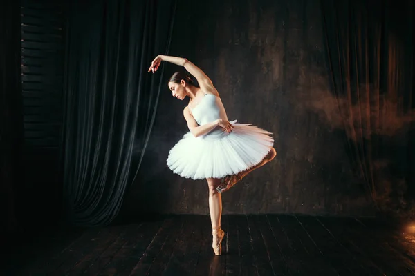 Bailarina graciosa e bonita — Fotografia de Stock