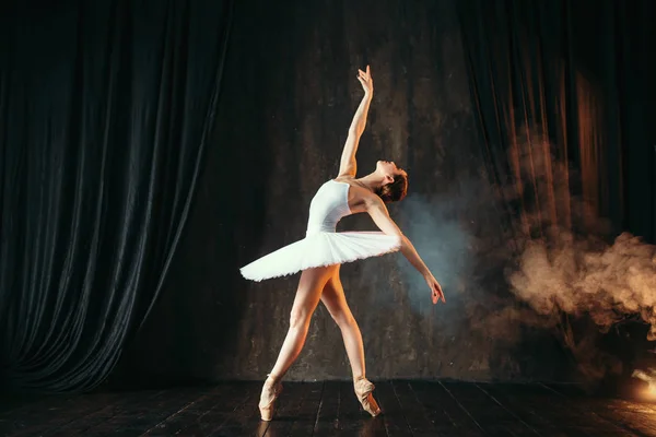 Bailarina elegante y hermosa — Foto de Stock
