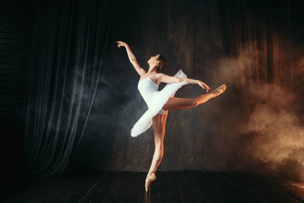 Zarif Güzel Balerin Bale Sınıfta Dans Beyaz Kostüm — Stok fotoğraf