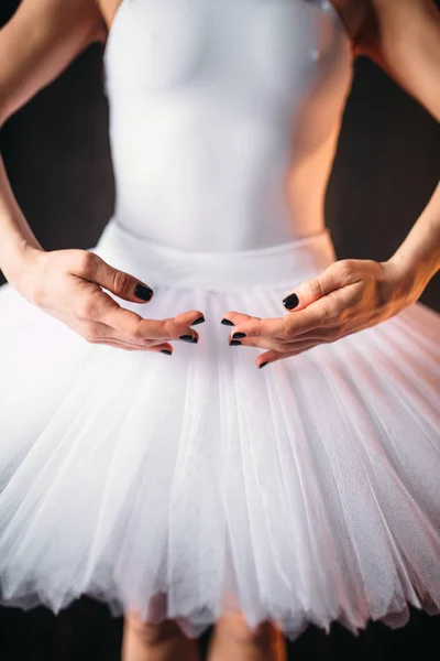 白い衣装で優雅なバレリーナのクローズ アップ ビュー — ストック写真
