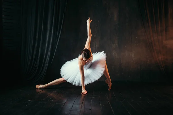 Graciosa Bela Bailarina Traje Branco Dançando Aula Balé — Fotografia de Stock