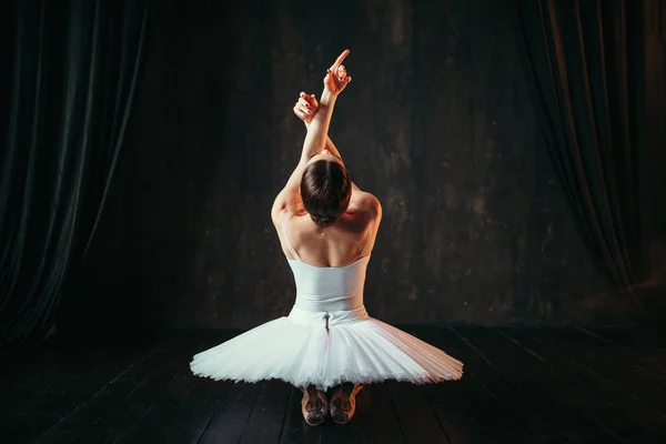 Graciös Och Vacker Ballerina Vit Kostym Dancing Balett Klass Bakifrån — Stockfoto