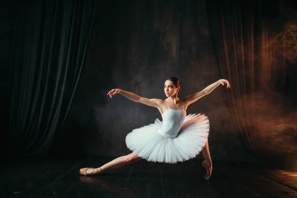 Грациозная Красивая Балерина Белом Костюме Танцует Балетном Классе — стоковое фото